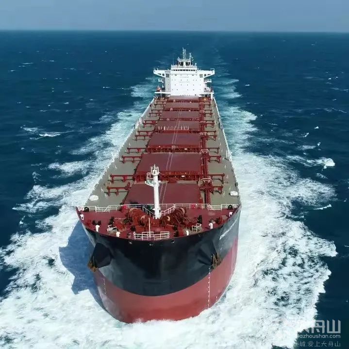 上央视新闻自主研发建造的超大型散货船入列舟山远洋航运船队