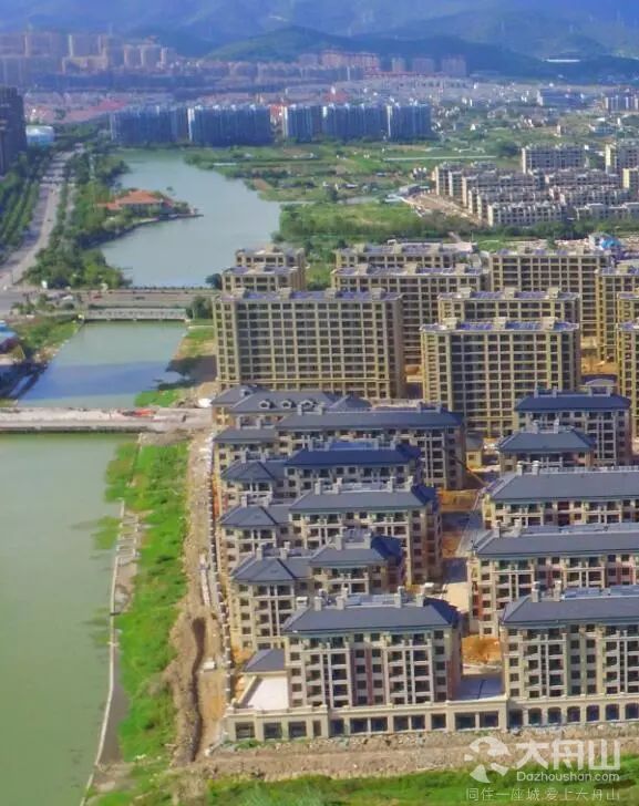 刚才开车经过新城万阳花园,发现街边有一栋楼顶楼有人在往下面扔简易